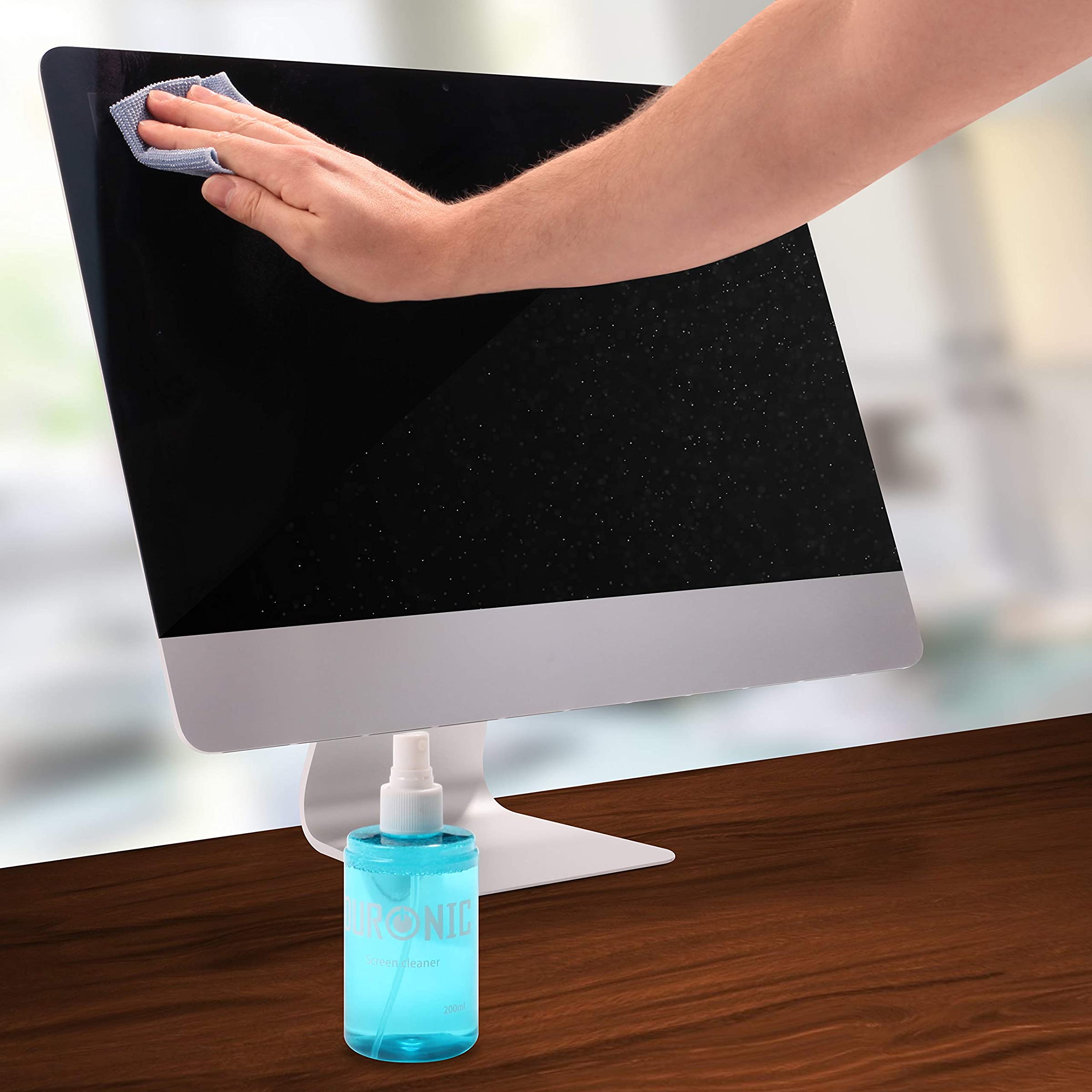 Duronic SCK101 montrant le nettoyage d’un écran avec un chiffon microfibre