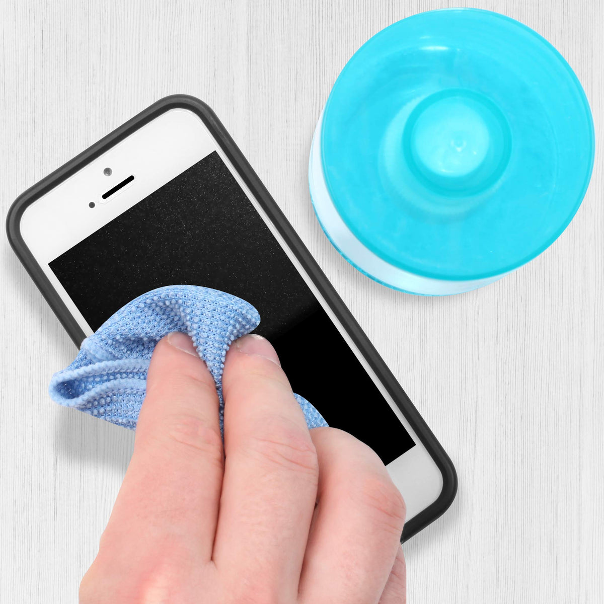 Nettoyage d’écran de smartphone avec un chiffon microfibre