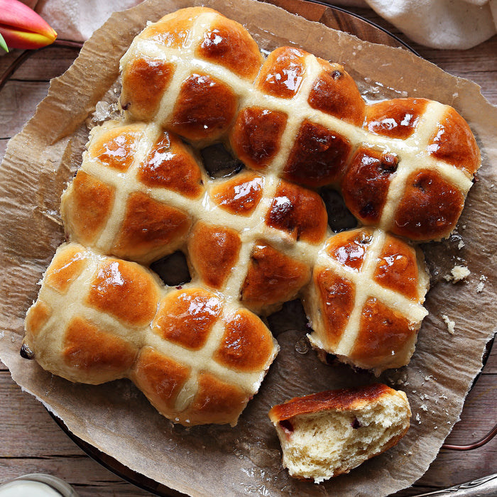 Petits pains croisés chauds de Pâques