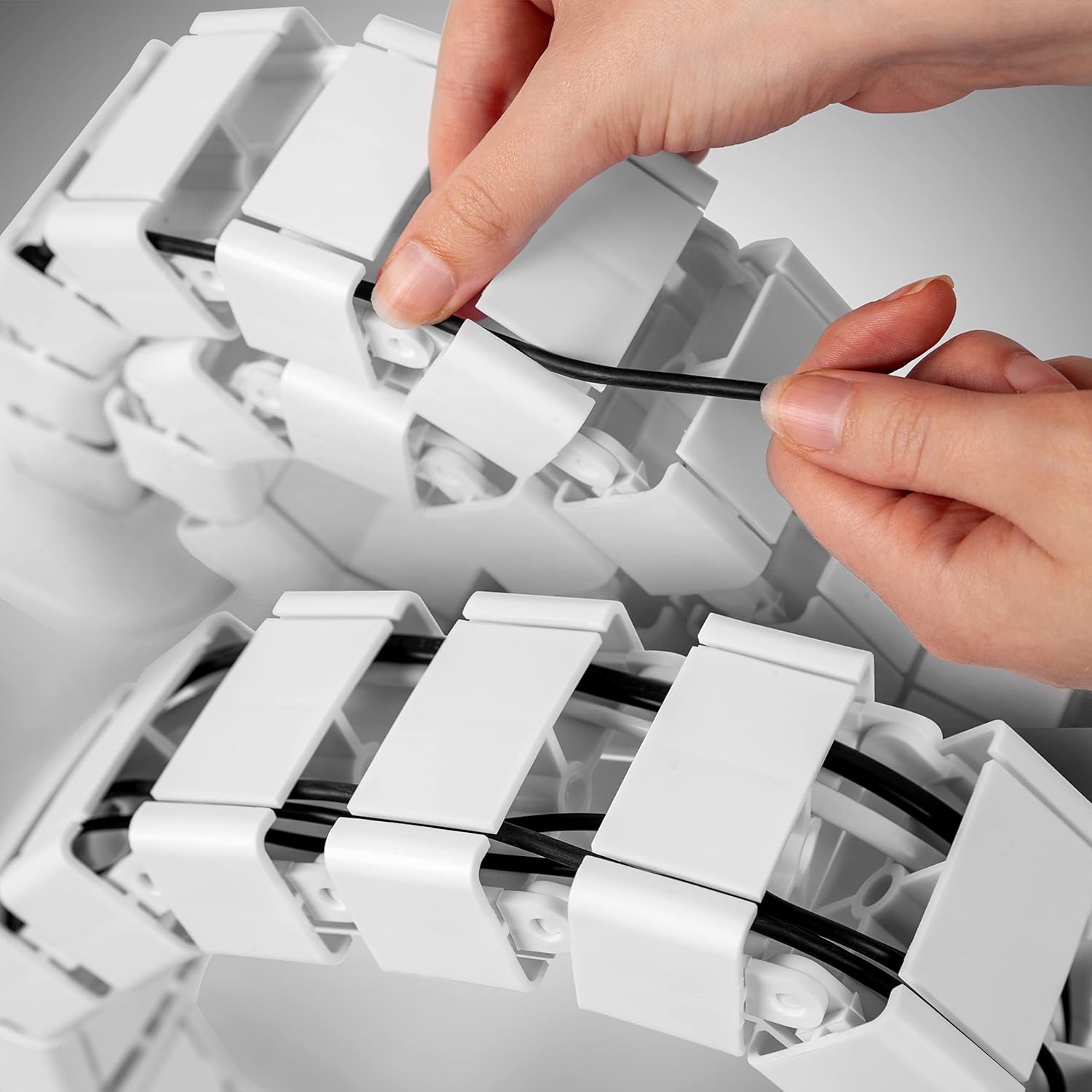 Duronic CM1DM WE Conduit de câbles Goulotte de 130 cm pour Ranger câbles Ajustable et Flexible Idéal pour sécuriser câbles USB ethernet et Alimentation et éviter Tout Accident