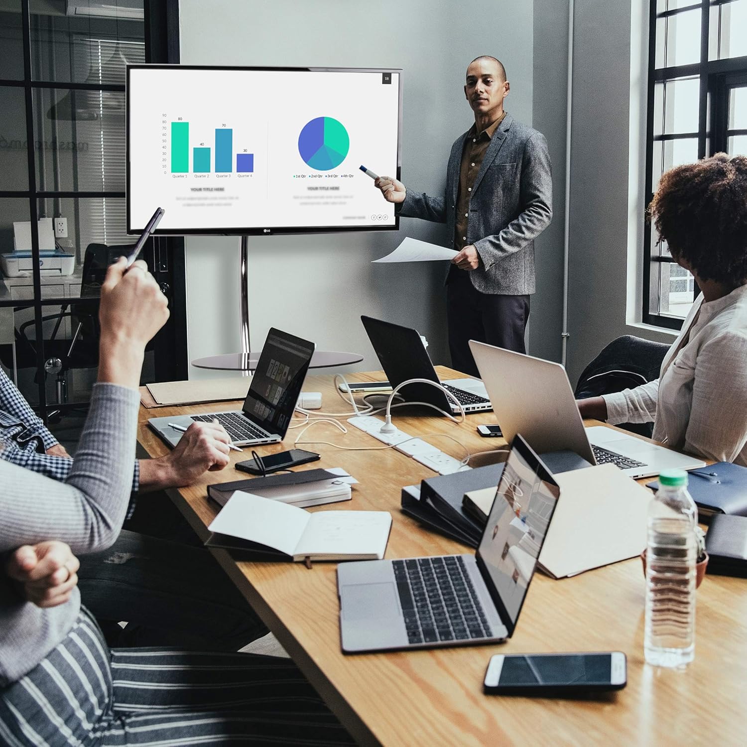 Duronic TVS3F1 Meuble TV pour écran 37 à 70 Pouces Support télévision LCD LED OLED QLED Inclinaison -10° +15° Rotation -60° +60° VESA 600x400 mm Charge Max 68 kg